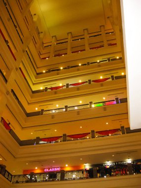 Kuala Lumpur, Malezya - 09 Şubat 2011: Suria KLCC alışveriş merkezinin 6 katındaki insanlar. Alışveriş merkezi, ünlü Petronas Kuleleri yakınlarındaki Kuala Lumpur şehir merkezinde yer almaktadır..