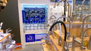 Kyiv, Ukrayna - 16 Ağustos 2020: Ukrayna 'nın başkenti Kyiv' de 16 Ağustos 2020 'de banyo için mikser koleksiyonu