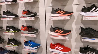 Kyiv, Ukrayna - 16 Ağustos 2020: Adidas süperstar beyaz ve siyah ayakkabılar ve Nike spor ayakkabıları Ukrayna 'nın başkenti Kyiv' deki popüler moda mağazasında 16 Ağustos 2020.