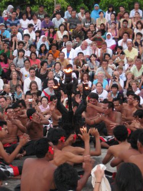 Uluwatu, Endonezya - 27 Aralık 2008: İzleyiciler ve sanatçılar 27 Aralık 2008 'de Endonezya' nın Uluwatu kentindeki geleneksel dini dans Kecak 'a katılıyorlar.
