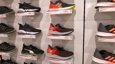 Kyiv, Ukrayna - 16 Ağustos 2020: Adidas süperstar beyaz ve siyah ayakkabılar ve Nike spor ayakkabıları Ukrayna 'nın başkenti Kyiv' deki popüler moda mağazasında 16 Ağustos 2020.
