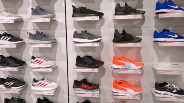 Kyiv, Ukrayna - 16 Ağustos 2020: Adidas süperstar beyaz ve siyah ayakkabılar ve Nike spor ayakkabıları Ukrayna 'nın başkenti Kyiv' deki popüler moda mağazasında 16 Ağustos 2020.
