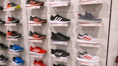 Kyiv, Ukrayna - 16 Ağustos 2020: Adidas süperstar beyaz ve siyah ayakkabılar ve Nike spor ayakkabıları Ukrayna 'nın başkenti Kyiv' deki popüler moda mağazasında 16 Ağustos 2020.