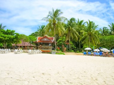 Koh Samui, Tayland - 27 Haziran 2008: İnsanlar 27 Haziran 2008 'de Tayland' ın Koh Samui kentindeki Chaweng Buri Resort 'ta palmiye ağaçları ile plajda dinleniyorlar