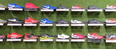 Kyiv, Ukrayna - 16 Ağustos 2020: Adidas süperstar beyaz ve siyah ayakkabılar ve Nike spor ayakkabıları Ukrayna 'nın başkenti Kyiv' deki popüler moda mağazasında 16 Ağustos 2020.