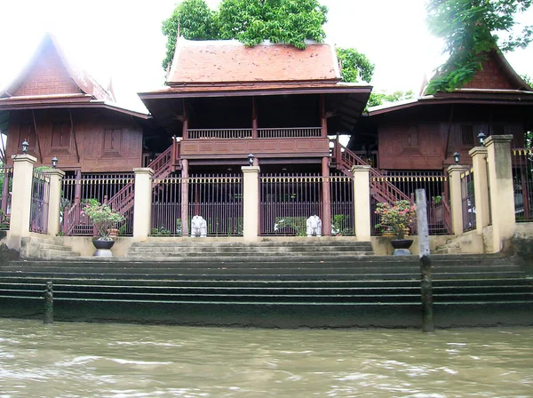 Bangkok Thailandia Giugno 2008 Baraccopoli Legno Palafitte Sul Lungofiume Del — Foto Stock