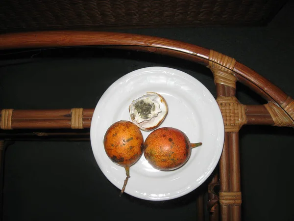Μισή Περικοπή Φρούτων Του Πάθους Ενάντια Στο Τραπέζι Στο Μπαλί — Φωτογραφία Αρχείου