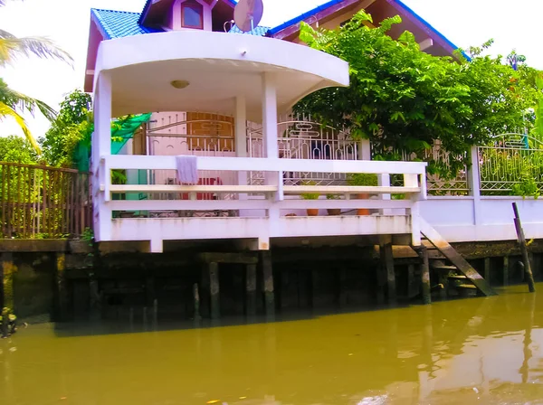 Dřevěné Slumy Chůdách Břehu Řeky Chao Praya Bangkoku Thajsko — Stock fotografie