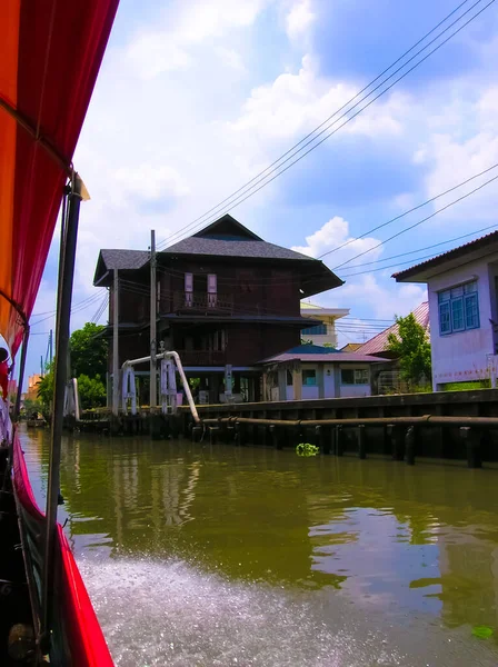 Barrios Madera Sobre Pilotes Orillas Del Río Chao Praya Bangkok — Foto de Stock