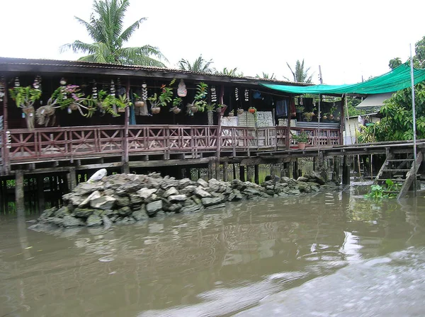 Bangkok Thailandia Giugno 2008 Baraccopoli Legno Palafitte Sul Lungofiume Del — Foto Stock