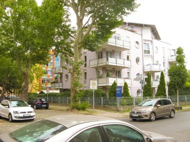 Berlin, Almanya - Julay 02, 2019: Almanya 'daki modern apartman