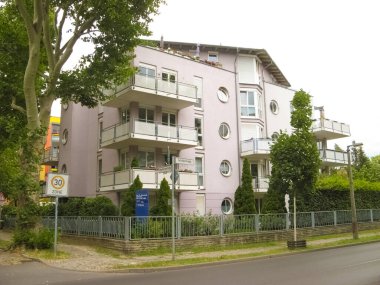 Berlin, Almanya - Julay 02, 2019: Almanya 'daki modern apartman