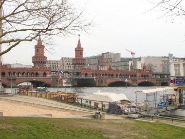Berlin, Almanya - 01 Mart 2020: Oberbaum Köprüsü Oberbaumbruecke 01 Mart 2020