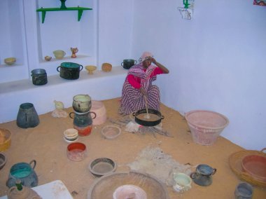 Guellala, Djerba, Tunus - 31 Aralık 2007: Guellala, Djerba, Tunus 'taki De Guellala Müzesi' nin iç mimarisi