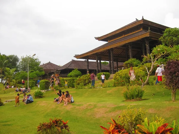 Bali Indonesia December 2008 People Sitting Tanah Lot Sea Waves — Fotografia de Stock