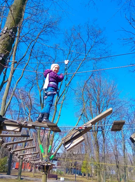 Das Mädchen Klettert Abenteuer Seilpark Vor Blauem Himmel — Stockfoto