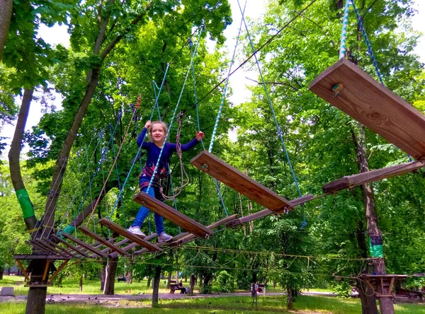 Fille Grimpant Dans Parc Corde Aventure Contre Les Arbres Verts — Photo