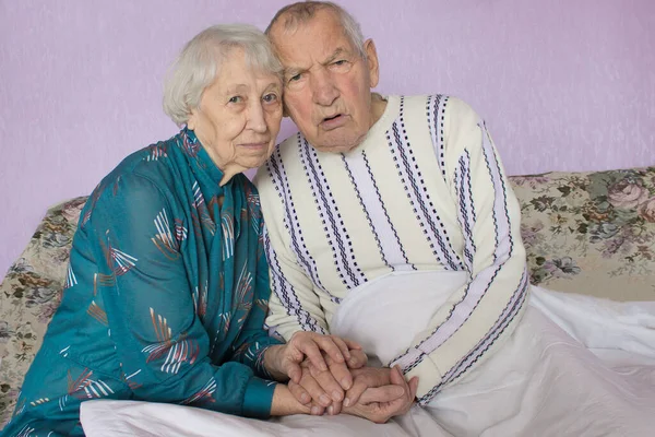 高齢者の悲しいカップルが一緒に家に座っている 認知症の象徴 共感と思いやりの概念 — ストック写真
