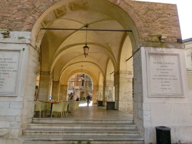 Treviso, İtalya - 11 Eylül 2014: Treviso, İtalya 'nın merkezindeki sokak mimarisi: .