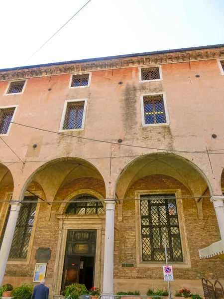 トレヴィーゾ イタリア 2014年9月11日 2014年9月11日にイタリアのトレヴィーゾ中心部の通り建築 — ストック写真