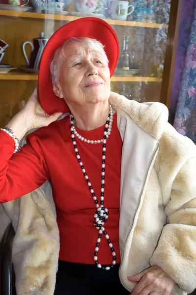 Модная Старшая Женщина Носит Ожерелье Домашнем Фоне — стоковое фото