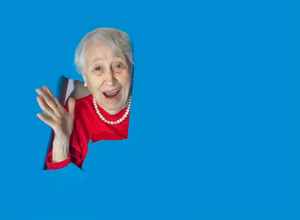 Förvånad Äldre Kvinna Tittar Genom Hål Pappersväggen Chockad Dam Tittar — Stockfoto