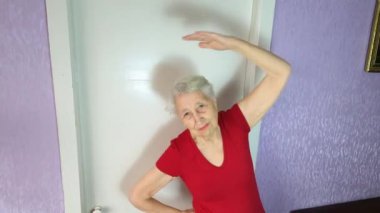 Evde jimnastik yaparken spor kıyafeti giyen son sınıf öğrencisi bir kadın. 4k çözünürlükte çekiliyor