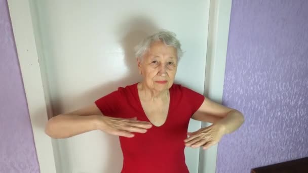Senior Vrouw Draagt Sportkleding Tijdens Gymnastiek Woonkamer Thuis Neergeschoten Resolutie — Stockvideo