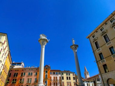 Aslanın sütununa ve Vicenza 'nın ana meydanındaki bazı tipik saraylara bakın.