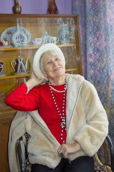 Moda Senior Mujer Usando Collar Contra Fondo Casa — Foto de Stock