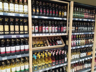 Kyiv, Ukrayna - 9 Ocak 2021: 9 Ocak 2021 'de Ukrayna' nın Kyiv kentindeki popüler bir şarap dükkanında çeşitli alkollü içecekler