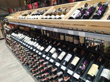 Kyiv, Ukrayna - 9 Ocak 2021: 9 Ocak 2021 'de Ukrayna' nın Kyiv kentindeki popüler bir şarap dükkanında çeşitli alkollü içecekler