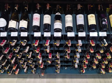 Kyiv, Ukrayna - 9 Ocak 2021: 9 Ocak 2021 'de Ukrayna' nın Kyiv kentindeki popüler bir şarap dükkanında çeşitli alkollü içecekler