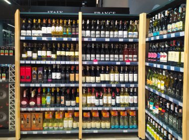 Kyiv, Ukrayna - 9 Ocak 2021: 9 Ocak 2021 'de Ukrayna' nın Kyiv kentindeki popüler bir şarap dükkanında çeşitli alkollü içecekler