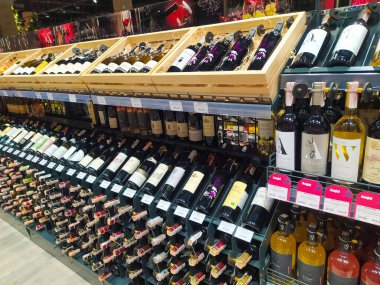 Kyiv, Ukrayna - 9 Ocak 2021: 9 Ocak 2021 'de Ukrayna' nın Kyiv kentindeki popüler bir şarap dükkanında çeşitli alkollü içecekler