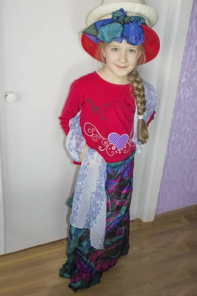 Csinos Kislány Piros Fehér Kalapban Otthon Fogalma Fiatal Fashionista — Stock Fotó