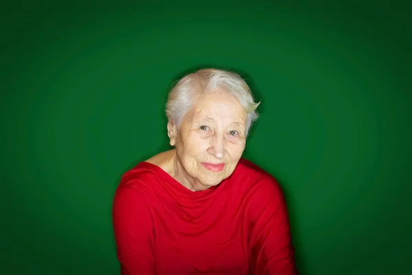 在演播室的背景上 一个笑容满面的老年妇女的画像 — 图库照片