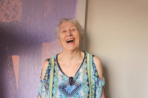 一个笑容满面的老年妇女的肖像 — 图库照片