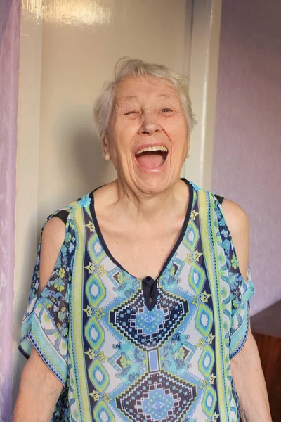 Retrato Una Alegre Mujer Mayor Sonriente Sobre Fondo Del Hogar — Foto de Stock