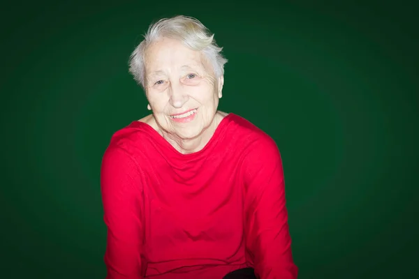 Retrato Uma Mulher Sênior Sorridente Alegre Sobre Fundo Estúdio — Fotografia de Stock