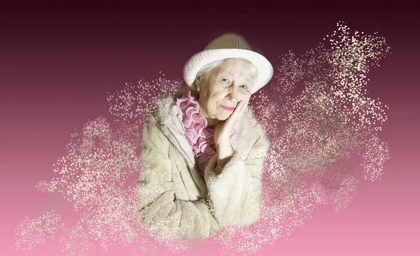 老年妇女的肖像胜过抽象的背景 老女人对过去的梦想 — 图库照片