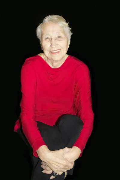 Retrato Uma Mulher Sênior Sorridente Alegre Sobre Fundo Estúdio — Fotografia de Stock