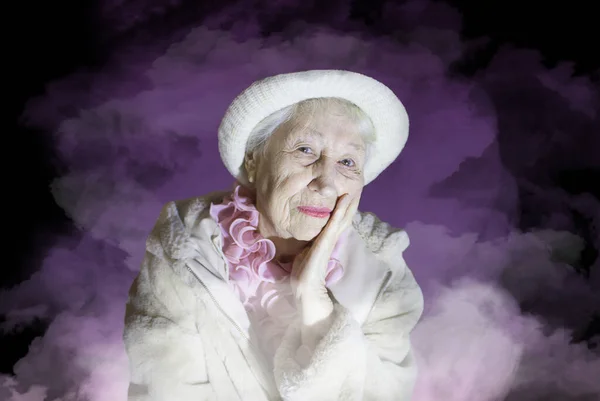 Портрет Пожилой Женщины Над Абстрактным Фоном Старухи Мечтающей Прошлом — стоковое фото