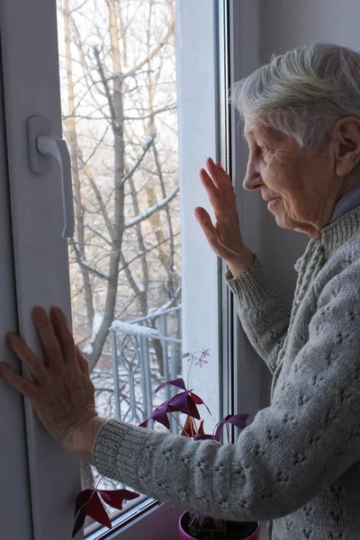 Vieille Femme Solitaire Près Fenêtre Maison — Photo