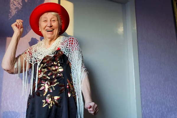 Счастливая Улыбающаяся Смешная Пожилая Женщина Бусах Танцует Дома — стоковое фото