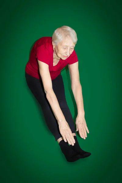 Старшая Женщина Спортивной Одежде Время Гимнастических Упражнений Гостиной Дому — стоковое фото