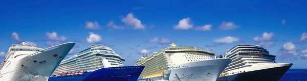 Cruiseschepen - zijaanzicht — Stockfoto