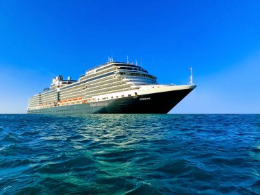 Oranjestad, Aruba - 4 Aralık 2019: Hollanda Amerikan yolcu gemisi Eurodam