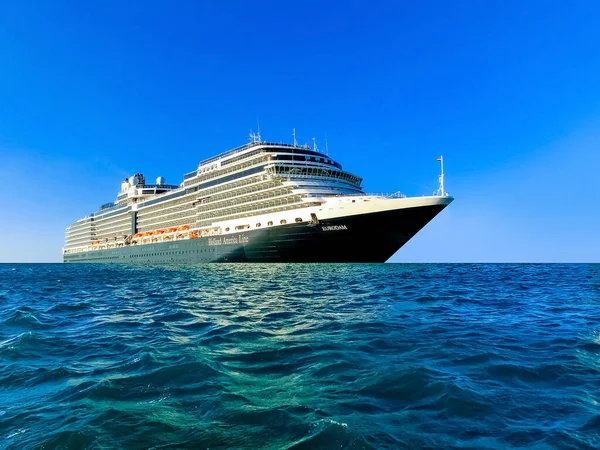Oranjestad, Aruba - 4. prosince 2019: Výletní loď Holland America Line Eurodam — Stock fotografie