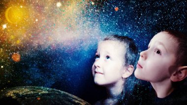 Çocukluk ve rüya kavramı. Kız ve oğlanın büyük bir gelecek hayal ettiği kavramsal görüntü, dış uzay, yıldızlar, gezegenler. Yaratıcı sanat kolajı